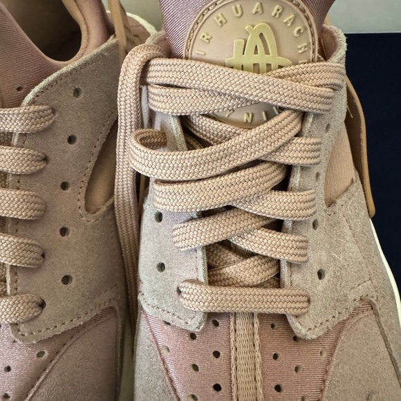 EUC Women’s Nike Sunset Tint Huarache  2017 Size 7.5 - Picture 2 of 13